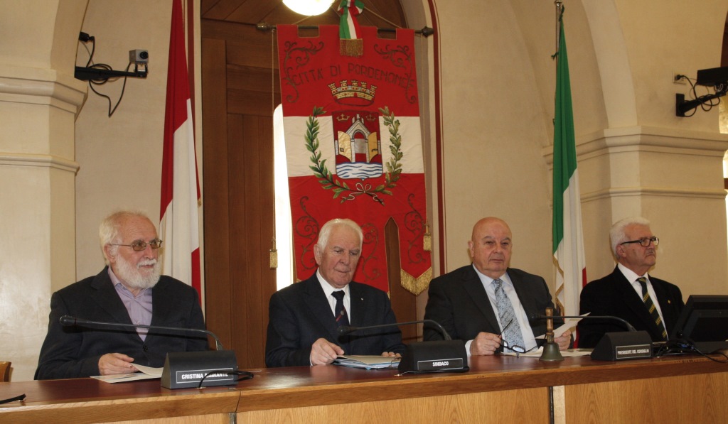 Foto  La presentazione in aula consiliare