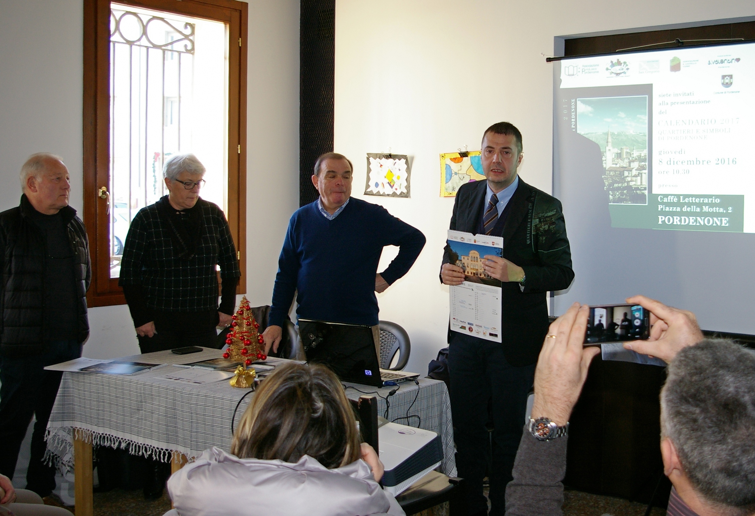 Foto  Il  sindaco Alessandro Ciriani alla presentazione del calendario 2017