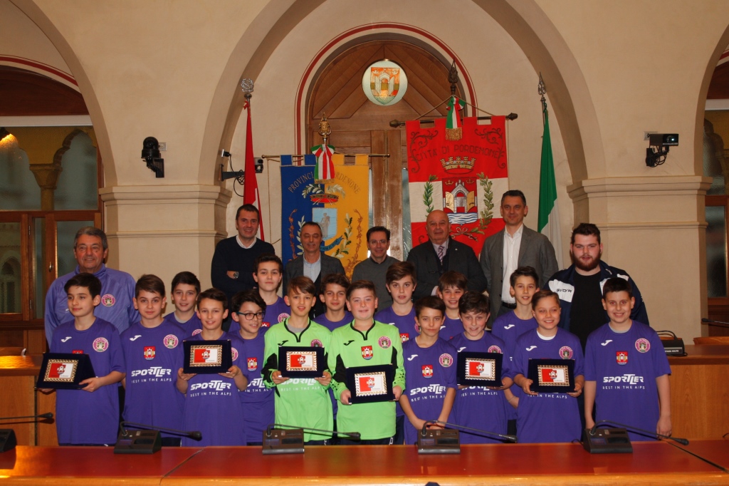 Foto  La squadra  con le autorità