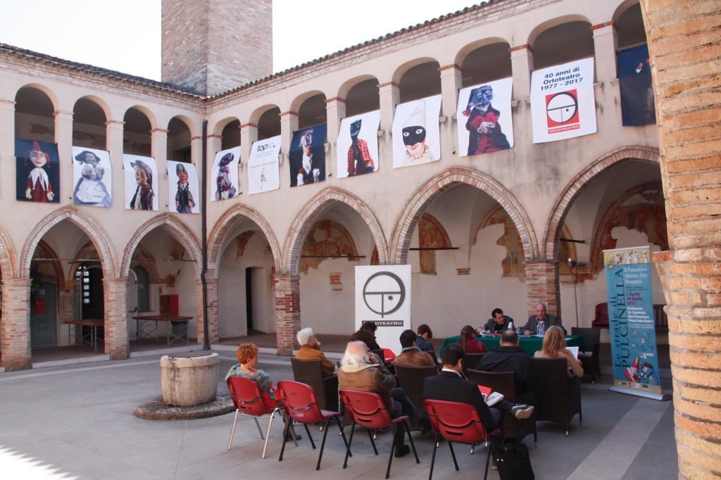 Foto La presentazione nel chiostro di San Franc3esco