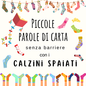 Piccole parole di carta senza barriere con i calzini spaiati