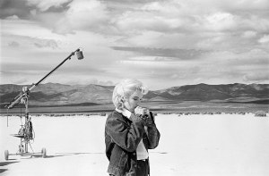 Marilyn Monroe durante le riprese di The Misfits – Gli spostati di John Huston, Nevada, USA, 1960 © Eve Arnold/Magnum Photos/Contrasto