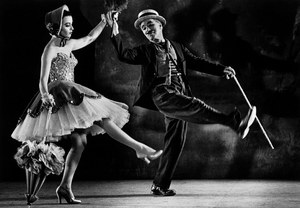 Charlie Chaplin e Claire Bloom durante le riprese di Limelight – Luci della ribalta di Charlie Chaplin, California, USA, 1952. © W. Eugene Smith/Magnum Photos/Contrasto