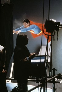 Christopher Reeve in Superman durante le riprese di una scena con effetti speciali, sotto la supervisione del regista Richard Donner (primo piano), California, USA, 1978 © Burt Glinn/Magnum Photos/Contrasto