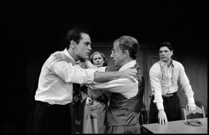 Arthur Miller e Dustin Hoffman durante le prove del film Death of a Salesman – Morte di un commesso viaggiatore,  New York, USA, 1983 © Inge Morath/Magnum Photos/Contrasto