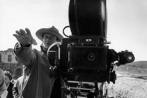 John Wayne mentre dirige una scena del film The Alamo – La battaglia di Alamo, Texas, USA, 1959 © Dennis Stock/Magnum Photos/Contrasto