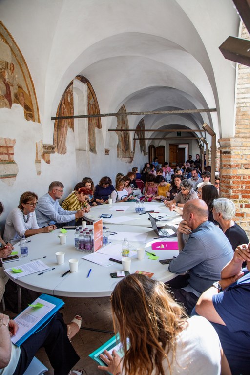 foto partecipanti ai tavoli di lavoro