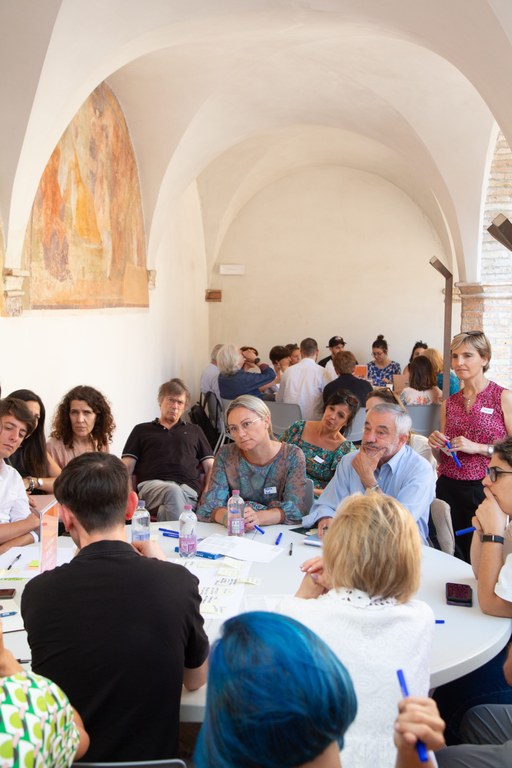 foto partecipanti ai tavoli di lavoro